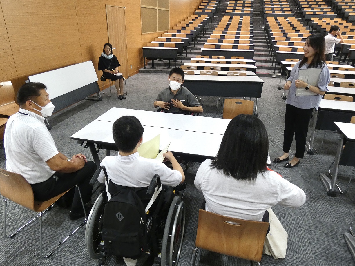 鹿児島特別支援学校の皆さんが大学見学に来られました：サムネイル画像